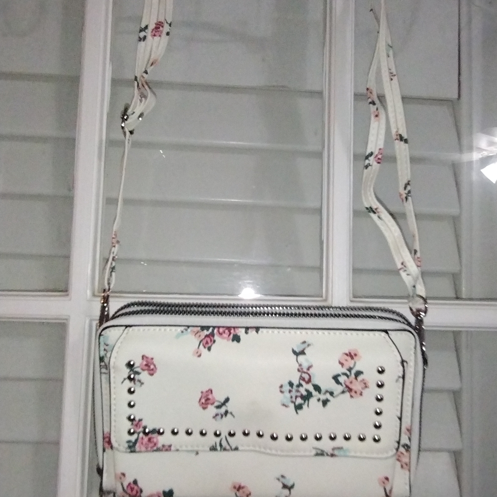 Elegant Floral Crossbody Bag with Stud Accents - Picture 3 of 17